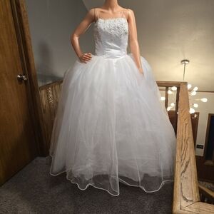 Elegant Preowned White Ball Gown Quinceanera Or Wedding Dress Size 10